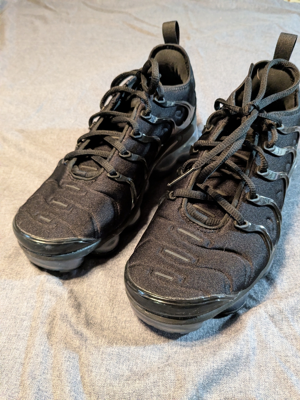 Women's Nike Vapormax Plus 8.5 Black Lace-Up Sneakers.
